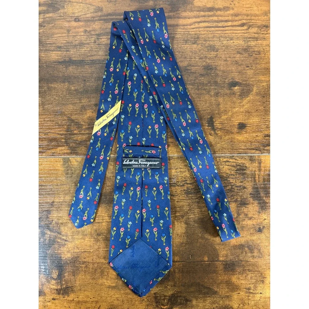 Salvatore Ferragamo Mens Navy Blue Silk Tulip Floral Necktie Made in Italy